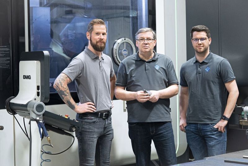 Jens Thor, Heinz Frank und Markus Klein (v. l.): „Schon beim Benchmark konnten wir weniger Verschleiß, bessere Oberflächen und längere Standzeiten feststellen. In der Summe bringt das bei den Werkstoffen enorme Zeiteinsparungen.“ (Bild: Schreurs Tools GmbH)