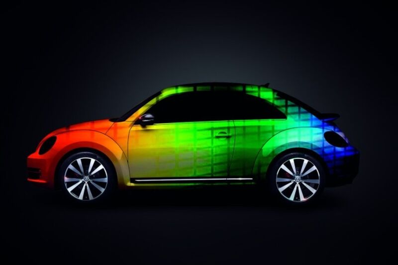 OLEDs auf der Außenhaut des Music-Cars erzeugen Lichteffekte im Rhythmus der Musik aus dem Autoradio (Volkswagen)