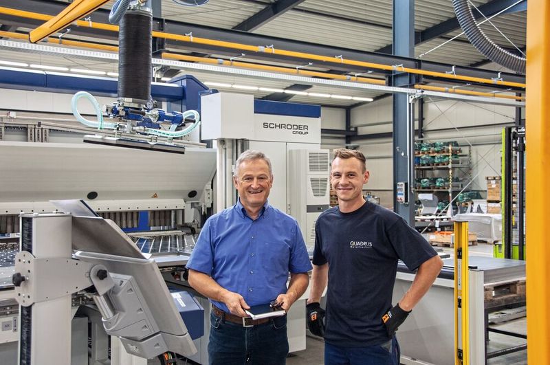 Hans Maier, Betriebsleiter bei Quadrus, und Vorarbeiter Maximilian Herzog besprechen die Programmierung für einen neuen Auftrag am Touchscreen-Terminal des Steuerungssystems POS 3000 direkt an der Maschine. (Bild: Schröder)