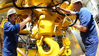 JDN-Hydraulikspezialist Ewald Sawitzki (links) und Kranexperte Frank Teichert bereiten den Kran am Wittener JDN-Stammsitz für die Auslieferung nach Norwegen vor.  (Bild: JDN)