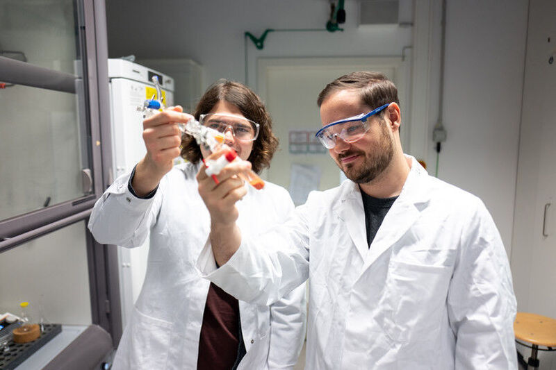 Philip Weber und Thorsten Scherpf (links) waren maßgeblich an den Versuchen im Labor beteiligt. (RUB, Kramer)