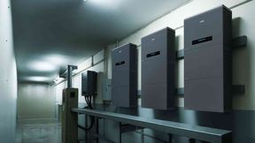 Der Energiespeicher "E-Tower HV" von Haier Energy lässt sich wahlweise als All-in-one-Einheit oder in Split-Konfiguration installieren. (Bild: Haier Energy)