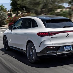 Beim 53 mit Dynamic-Plus-Paket stemmen die elektromagnetisch angeregten Kupferwicklungen von zwei thermisch optimierten Permanenterregt-Synchronmaschinen auf Wunsch 505 kW/687 PS und 1.000 Newtonmeter auf Vorder- und Hinterachse.(Bild:  Mercedes-Benz)