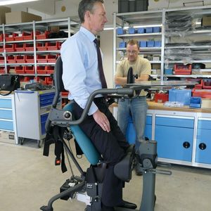 Igus’ Medtech- Branchenmanager Ulf Hottung lässt es sich nicht nehmen, selbst den Stehtrainer zu testen.