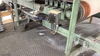 Nach der Umrüstung: Hybridwaage mit moderner Wägetechnik (Hier zu sehen: Biegestab-Wägezelle und Klemmenkasten) (Bild: MTS MessTechnik Sauerland GmbH)