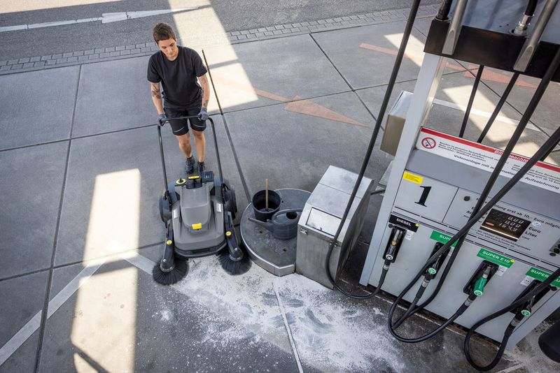 An Tankstellen sorgen akkubetriebene Kehrmaschinen für Sauberkeit. (Bild: Kärcher)
