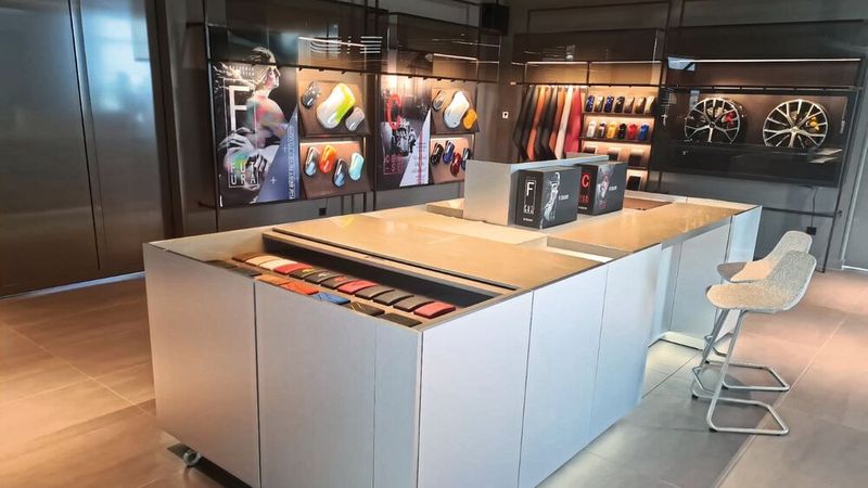 Anlaufpunkt für die Kunden ist eine Art Kücheninsel. (Bild: Oppel)