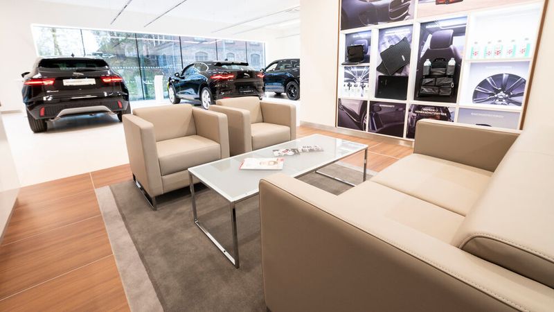 Im Verkaufsraum runden gemütliche Loungemöbel das Innenraum-Konzept der Briten ab. (Bild: Schneider-Gruppe)