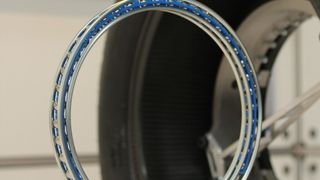 Drahtwälzlager von Franke ermöglichen beim Prototypen einer neuen Rennwagengeneration die mittenfreie Aufhängung der Laufräder. (Bild: Franke)