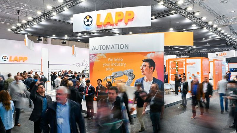 LAPP in Halle 11, Stand C15 präsentiert Lösungen für die Industrie, einschließlich regenerativer Energien, Intralogistik und Gleichstrom im Fabrikumfeld. Ihr neues Messeexponat demonstriert das reibungslose Zusammenspiel aller Komponenten. LAPP bietet maßgeschneiderte Verbindungssysteme und Branchenlösungen für anspruchsvolle Projekte weltweit. Karl Heckl, CSO LA EMEA, betont die Bedeutung der Messe als Plattform, um die Leistungsfähigkeit des Unternehmens zu präsentieren. (Bild: LAPP)