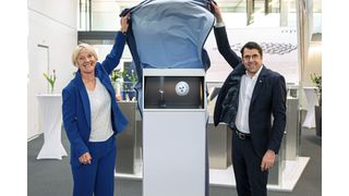 Nicola Thibaudeau (CEO) et Frédéric Chautems (directeur MPS Watch) dévoilent le nouveau produit.  (Source : MPS Watch)