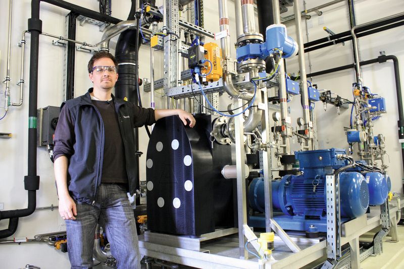 Florian Habeck, Assistant Tank Manager bei Roche Diagnostics mit der der Druckluftmembranpumpe (Baureihe E80), die im  Werk liebevoll „Dicke Bertha“ genannt wird. Lösungsmittelförderung ist mit der ex-sicheren Pumpe kein Problem. (Bild: Almatec)