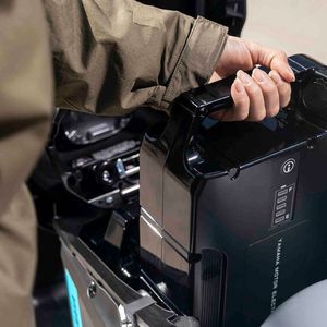 Die Batterie mit einer Kapazität von rund 1 kWh kann zum Aufladen entnommen werden.(Bild:  Yamaha)