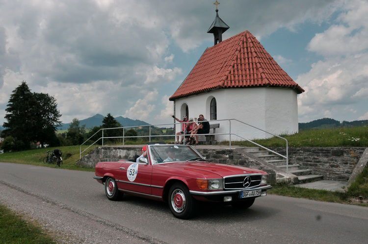 Trotz einiger Wolken war der Wettergott gnädig: Der Mercedes-Benz 350 SL V8 (Baujahr 1975) konnte beruhigt weiterfahren. (Zietz)