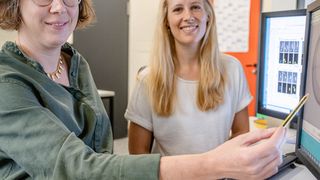 Christine Kaimer (links) und Susanne Thiery haben untersucht, wie Bodenbakterien einander bekämpfen. (Bild: © RUB, Marquard)