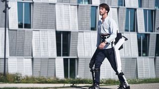 Das Exoskelett mit Kleinmotoren und magnetischen Drehmomentsensoren von Faulhaber ebnet den Weg zum selbstbestimmten Gang im Gleichgewicht.  (Bild: Reha Assist)