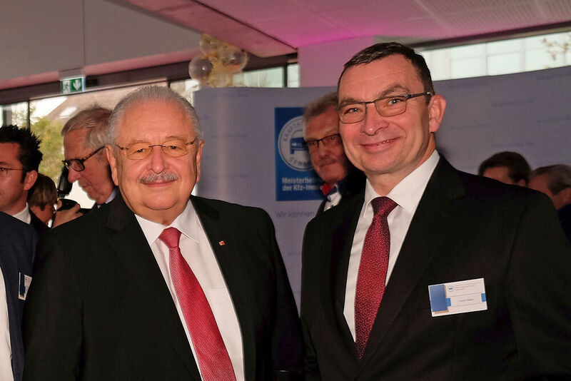 Gut versichert: (v.re.) Peter Meier (Direktor Nürnberger Versicherungsgruppe) mit ZDK-Präsident Jürgen Karpinski. (Holger Zietz)