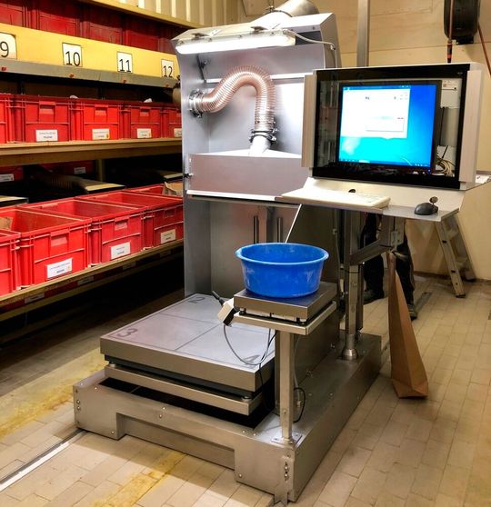 Mit dem elektrischen Antriebssystem Ergomove 1000 von Blickle können Lasten bis 1.000 Kilogramm präzise verfahren werden. Das half bei der Umsetzung eines Projekts von WDW Waagen- und Dosiertechnik – heraus kam der Vitaminwagen WDW Dosing Jet (Bild).(Bild:  Blickle)