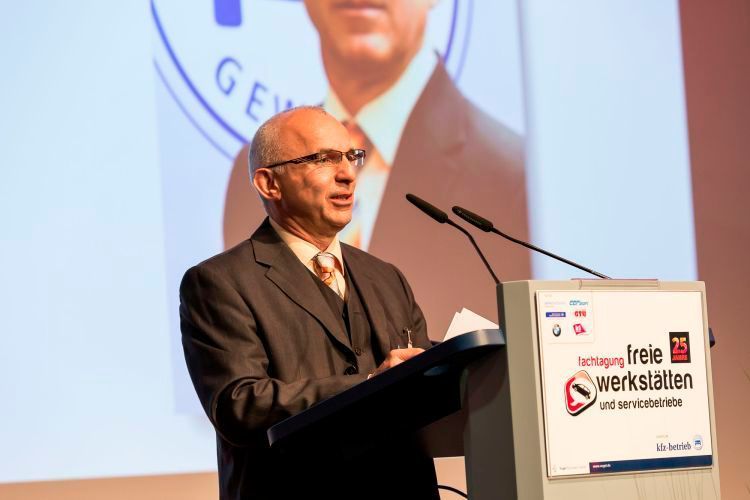Am Vortag der Fachtagung Freie Werkstätten tagte die Bundesfachgruppe freie Werkstätten des ZDK. Ihr Sprecher Reinhard Ott informierte die Teilnehmer der Fachtagung über aktuelle Themen. (Stefan Bausewein)