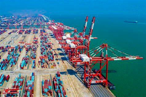 Im letzten Monat musste Chinas Außenhandel ein Minus von über 12 Prozent verkraften. Auch die zweitgrößte Volkswirtschaft leidet an Energiepreisen, Inflation und schwacher Weltwirtschaft. Auch Corona wirkt noch nach. Hier ein Blick auf einen chinesischen Containerhafen.(Bild:  Chang Wei)