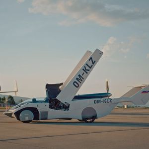 Das Aircar „Prototyp 1“: Auf Knopfdruck entfaltet es Tragflächen und fährt den Rumpf nach hinten aus.(Bild:  Klein Vision)