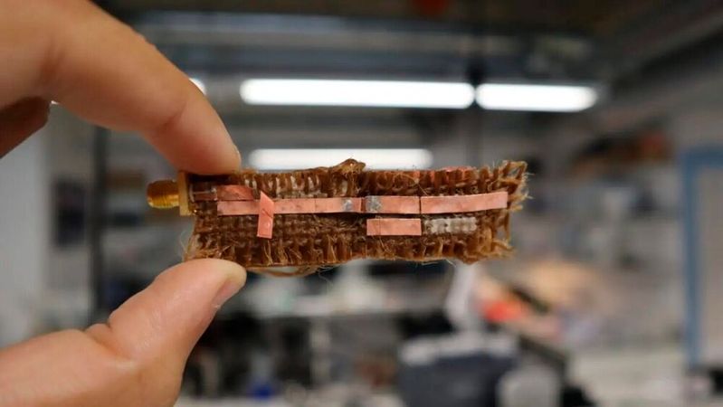 Am Ende ihrer Lebensdauer können die Soluboard-Platinen in heißem Wasser zersetzt werden, wobei sich ihre Kupferbahnen und integrierten Schaltkreischips ablösen und anschließend recycelt werden können.(Bild:  University of Glasgow James Watts School of Engineering)