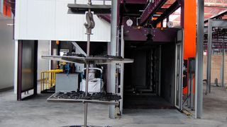 Die neue Strahlanlage bei Atikmetal kann zwei komplette Gehänge parallel mit zwei unterschiedlichen Programmen strahlen. (Agtos)