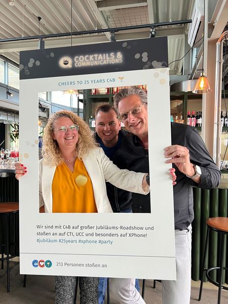 Und noch einmal Sandra Bergknecht. Dieses Mal mit Jörg Lehmann (m.) und Martin Linnenbäumer (beide Allgeier IT Services) (Bild: C4B)