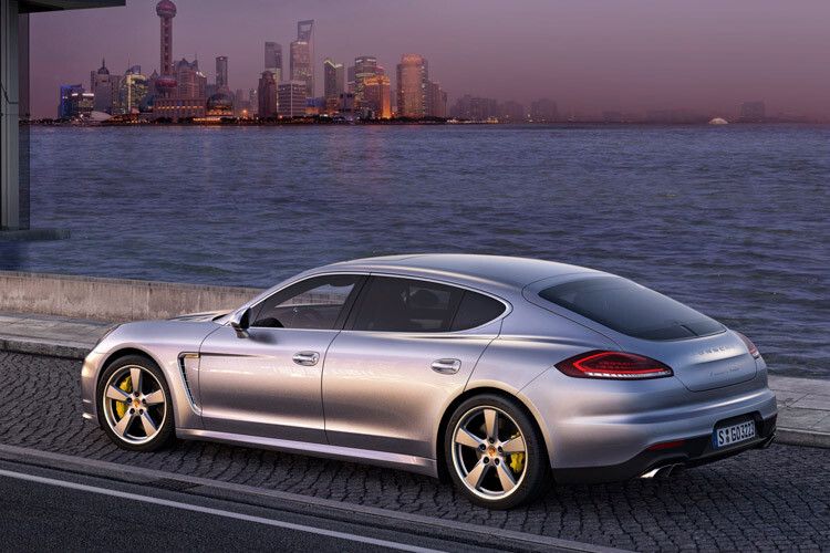 Der Sportwagenbauer ersetzte die Achtzylinder in den Varianten S und 4S durch sparsamere, aber leistungsfähigere Sechszylinder mit Biturbo-Aufladung. (Foto: Porsche)