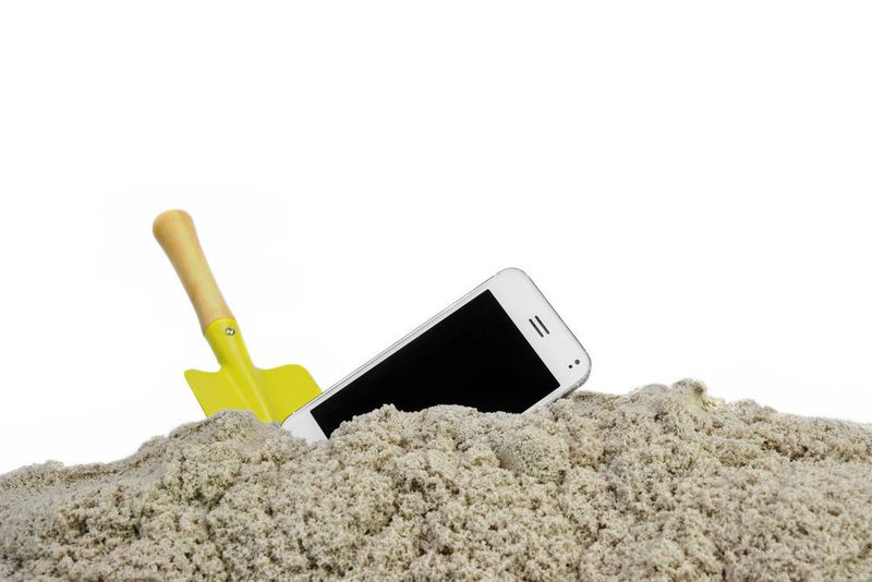 6. Vergessen Sie Ihr Smartphone zuhause. Denn wenn Sie sich permanent darüber informieren, was zuhause passiert, gewinnen Sie nicht den nötigen Abstand vom Alltag, um wirklich weg zu sein. Sollte dies nicht möglich sein, schalten Sie Ihr Smartphone im Urlaub ab, und lassen Sie zum Beispiel die Telefonate in der Mailbox auflaufen. Dann entscheiden Sie, ob und wann Sie zurückrufen. (©Alex -adobe.stock.com_86596890.jpg)