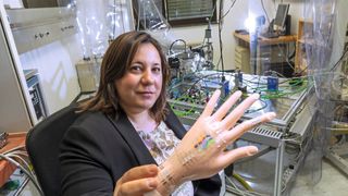 Künstliche Haut: Anna Maria Coclite von der TU Graz ist es mit ihrem Team gelungen, ein 3-in-1-Hybridmaterial für die nächste Generation smarter, künstlicher Haut herzustellen. (Bild: TU Graz)