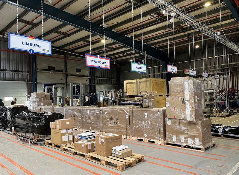 Die fertigen Bauteile verlassen die Fabrik durch große Tore, die die Lastwagen direkt anfahren. OVHcloud betreibt 34 Rechenzentren weltweit, bis 2024 sollen es 15 weitere sein. Die in Croix gefertigten Bauteile und Server sind bereits im Werk einem der Rechenzentren zugeordnet.  (Bild: Ostler/Vogel IT-Medien GmbH)