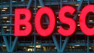 Bosch gibt bekannt, eine Kooperation mit Microsoft vereinbart zu haben. Das Ziel ist es, generative künstliche Intelligenz so weiterzuentwickeln, dass das Autofahren sicherer und bequemer wird. (Bild: Bosch)