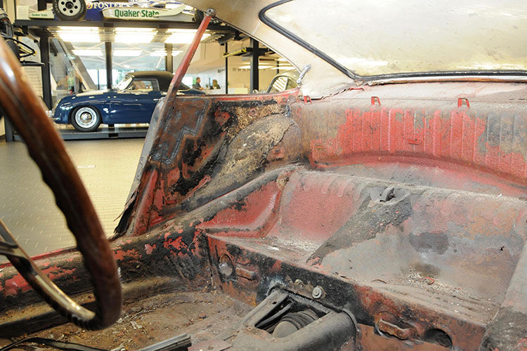 Die Restaurierung der Nummer 57 begann – wie üblich – mit der vollständigen Zerlegung... (Porsche)