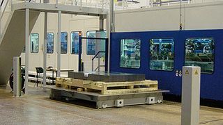 Die Steuerungssoftware der Platinenschneidanlage konnte zwar nicht direkt in die Systemlandschaft eines Elektronikfertigers integriert werden, ist jedoch über eine Zwischenschicht datentechnisch damit verbunden.Bild: Membrain (Archiv: Vogel Business Media)