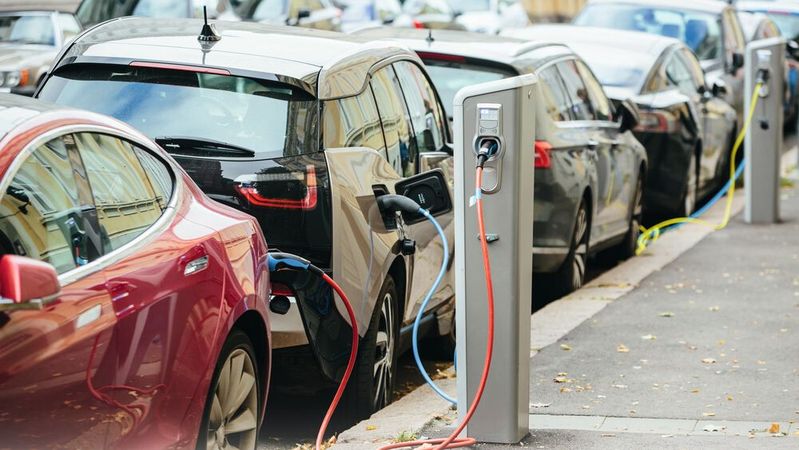 Immer mehr E-Autos kommen in den Zweitmarkt. Drei von vier Händler verzeichnen aber Schwierigkeiten beim Aufbau eines professionellen Remarketings für die Fahrzeuge.(Bild:  © jk-rostov.ru - adobe.stock.com)