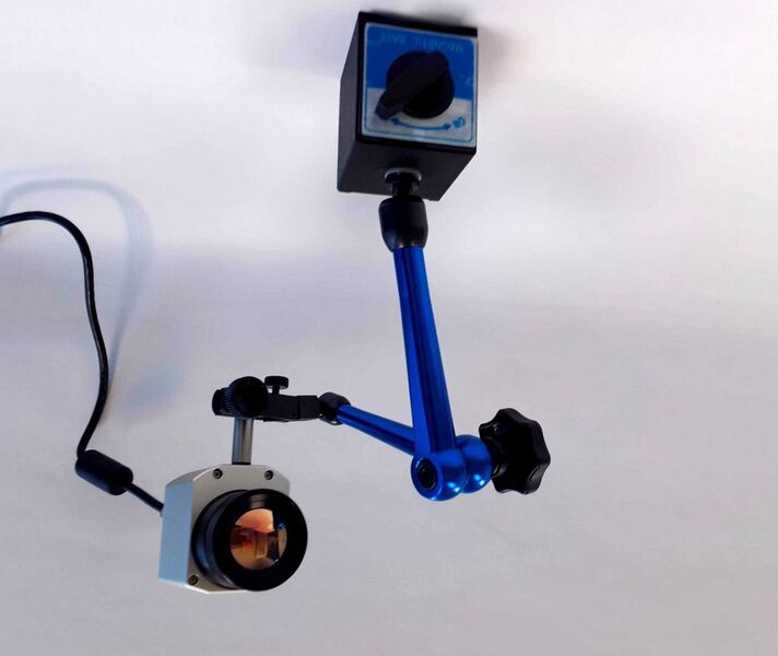 
Bild 2: Das neue Temperaturmessverfahren von hotset basiert auf dem Einsatz einer kompakten Infrarot-Kamera und der Anwendung eines speziellen Messverfahrens. Die Kamera ist so klein, dass sie sich zwischen den geöffneten Werkzeughälften positionieren lässt.
 (Hotset)