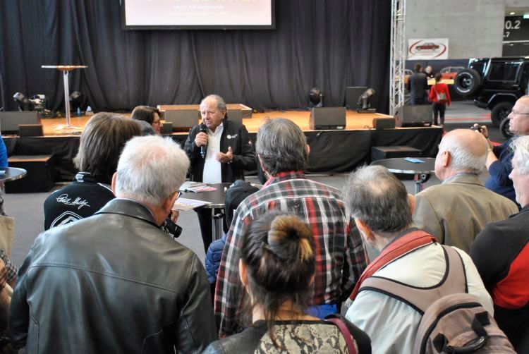 Klebten wie Fliegen am Fänger an den Lippen: Rennfahrerikone Klaus Luwdig beim Vortragen beeindruckender und zugleich witziger Annektoden aus 50 Jahren Motorsport. (Dominsky)