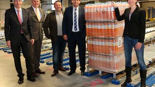 Gruppenfoto: Nach der offiziellen Eröffnung des neuen HRL von Refresco in Grünsfeld rollt die erste Palette mit frisch abgefülltem Fruchtsaft zur Auslieferung. (Bild: Refresco)