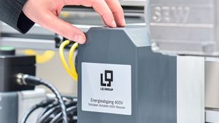 Steuerungsmodule im Schaltschrank, die wichtige Funktionen kompakt bündeln, sparen Zeit und Kosten. (LQ Mechatronik-Systeme)