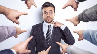 Alle auf einen – so darf kritisches Feedback natürlich auf keinen Fall laufen. Wählen Sie stattdessen das persönliche Zwiegespräch! (©photoschmidt 2017 - stock.adobe.com)