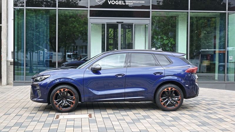 Cupra hat zwar schon ein SUV im der oberen Kompaktklasse im Programm, den Formentor. Der Terramar ist aber mit 4,52 Metern ein wenig länger. (Bild: Rosenow)