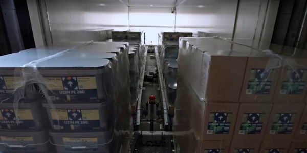 Paletten aus verschiedenen Fertigungsstätten werden eingesammelt  und im Zentrallager entladen (Kamag)