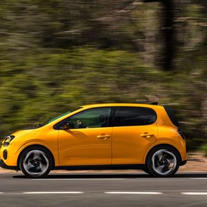 Mit seiner 3,79 Meter kurzen Karosserie bietet der Twingo E-Tech echtes Kleinwagenformat (Bild: Renault)