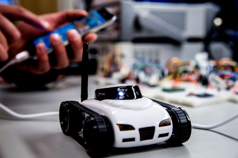 Bild 4: Mittels einer auf dem Mobiltelefon abgespielten Musikdatei konnte der Beschleunigungssensor des Gerätes so beeinflusst werden, dass die Musik das Auto fernsteuerte. (Bild: Kevin Fu / Michigan Engineering)