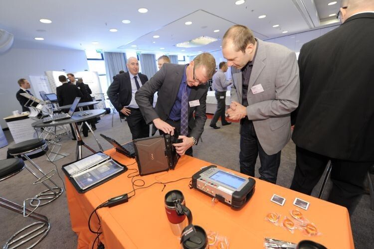 Anfassen und Nachfragen erbeten: Anbieter wie Getac zeigten ihre neuesten Diagnoseplatformen in Form werkstatttauglicher Laptops und Tablet-PCs. (Foto: CTI)