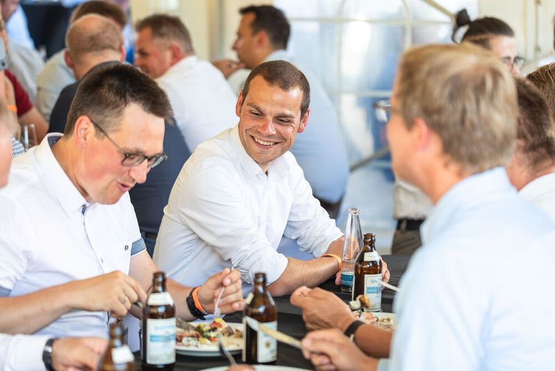 Steckverbinderkongress 2022: Das Get together am 4. Juli 2022 und die Abendveranstaltung am 5. Juli 2022 auf dem Vogel-Campus boten viele Gelegenheiten sich in entspannter Atmosphäre auszutauschen und zu netzwerken. Schon so manches Projekt nahm hier seinen Anfang. (Bild: Elektronikpraxis)