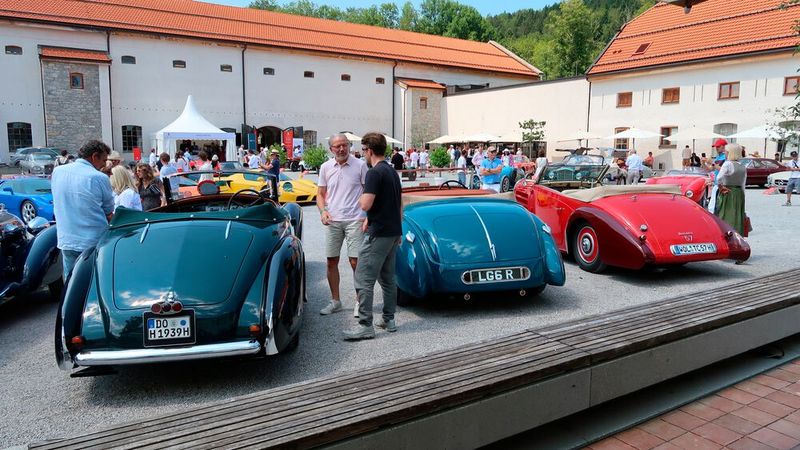 Auch schöne Rücken können entzücken: (v. l.) Lancia Astura Series 4 Pininfarina Cabriolet, Lagonda LG 6 und Bugatti 57C. (Bild: Diehl – VCG)