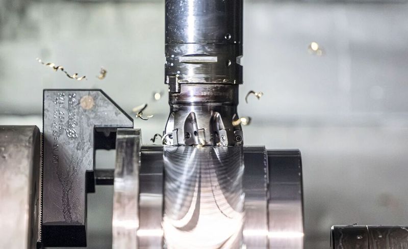 High-feed milling cutter in engagement and when reaching the maximum radial cutting depth.(Image: Walter)