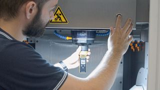 Auf Tastendruck: Zum Messen der Einzugskräfte wird das Messgerät «Forcemaster» einfach wie ein Werkzeug in Hauptspindeln gespannt. (Bild: Rego-Fix)